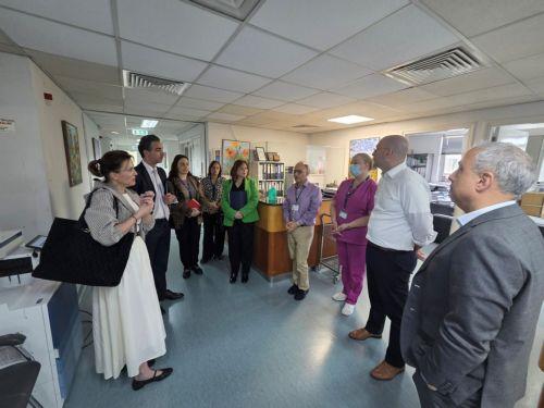 Για αναβάθμιση υπηρεσιών υγείας συζήτησε ο Συνήγορος Ασθενούς σε επίσκεψη στο ΙΝΓΚ