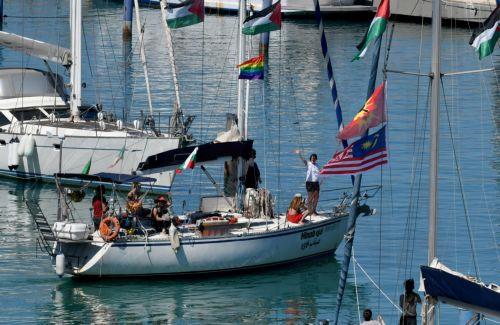 Το Ισραήλ ανήρτησε βίντεο με δεμένους και γονατιστούς ακτιβιστές του στολίσκου
