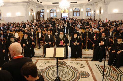 Στο πολυσχιδές έργο του Μητροπολίτη Κύκκου αναφέρθηκε ο ΠτΔ στην τελετή απονομής Χρυσού Παρασήμου Απ. Βαρνάβα