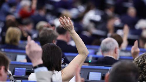 Υπό πίεση η δικαιοσύνη και η ελευθερία των ΜΜΕ, προειδοποιεί το ΕΚ