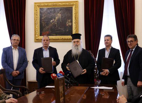 Σύμβαση για αγορά και παραχώρηση 15 λεωφορείων στην ΕΦ υπέγραψαν Αρχιεπίσκοπος και ΥΠΑΜ