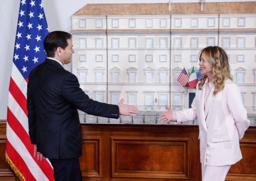Μελόνι: «Δεν έχω υιοθετήσει αντιαμερικανική στάση σήμερα, δεν ήμουν υποταγμένη χθες»