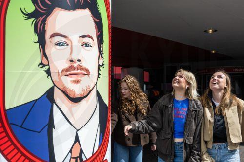 Ο Χάρι Στάιλς χορεύει βαλς στο νέο του βίντεο κλιπ