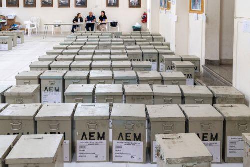 Οι αντιπρόσωποι υποψηφίων απαγορεύεται να κατέχουν ψηφοδέλτια και κινητά κατά την καταμέτρηση ψήφων