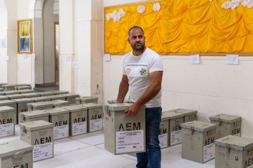 Εντοπίστηκαν πανό και αφίσες που δεν αφαιρέθηκαν κατά παράβαση νομοθεσίας , λέει στο ΚΥΠΕ  ο Β. Γεν. Έφορος Εκλογών