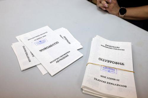 Ταλαιπωρία για εκλογείς σε δύο εκλογικά κέντρα στη Λάρνακα, δεν ψήφισε ζεύγος ηλικιωμένων [ΒΙΝΤΕΟ]