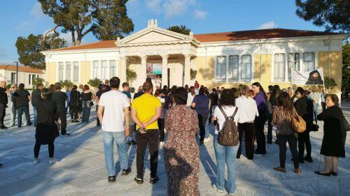 Διαμαρτυρία υποστηρικτών Τυχικού έξω από το Δημοτικό Μέγαρο Πάφου