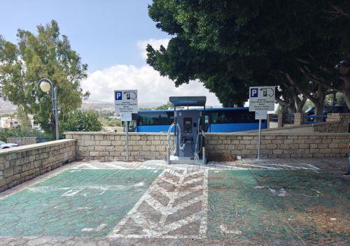 Έντεκα σταθμούς ταχείας επαναφόρτισης ηλεκτρικών οχημάτων εγκατέστησε το Υπ. Μεταφορών