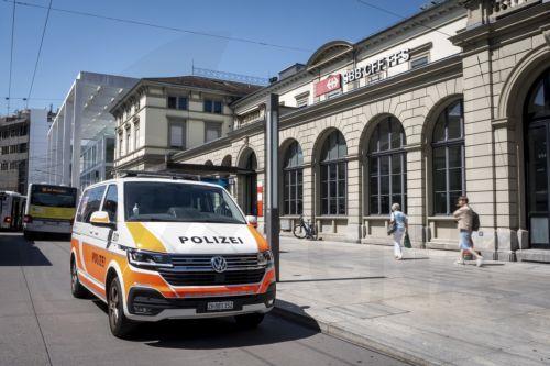 Τρεις τραυματίες από επίθεση με μαχαίρι σε σιδηροδρομικό σταθμό κοντά στη Ζυρίχη