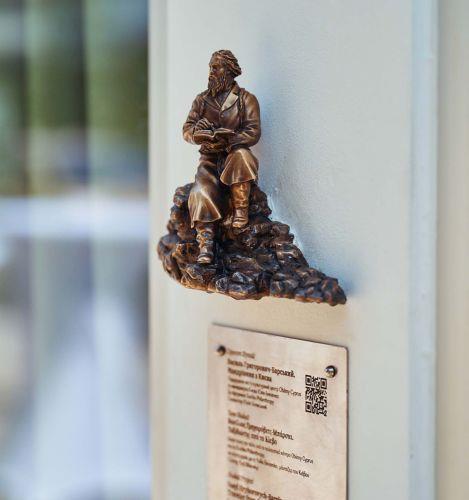 Bronze sculpture of Kyiv traveller who documented Cyprus unveiled in Larnaca