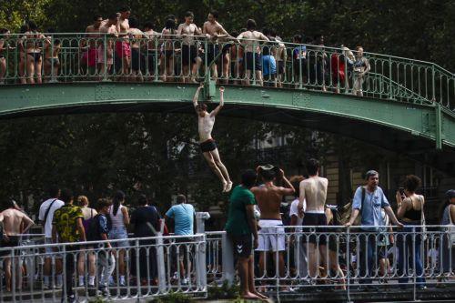 Περίπου 20 άνθρωποι έχουν πνιγεί στη Γαλλία στην προσπάθειά τους να ανακουφιστούν από το κύμα καύσωνα