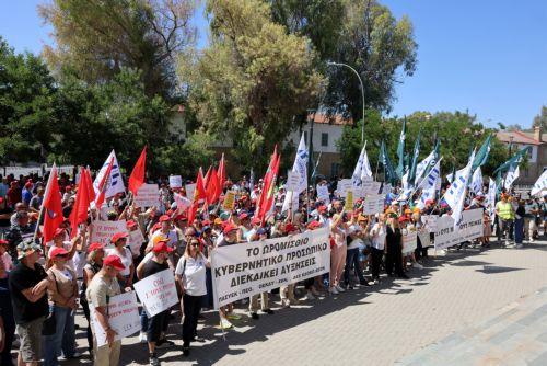 Πρώτη 24ωρη απεργία κυβερνητικών ωρομίσθιων με αίτημα αυξήσεις (1)
