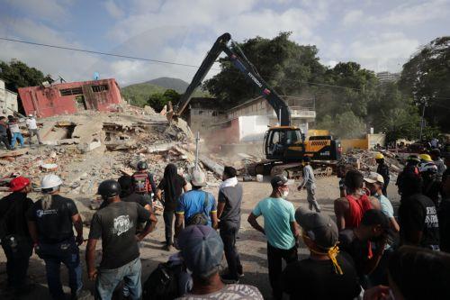 Ελάχιστες ελπίδες για επιζώντες σε συγκρότημα πολυκατοικιών που κατέρρευσε στη Βενεζουέλα