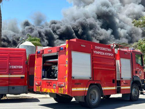 Μεγάλη πυρκαγιά σε εργοστάσιο στη Βιομηχανική Αραδίππου