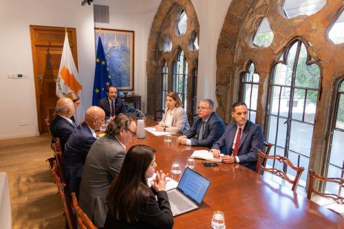 President meets with MITIS think-tank, points to need of integrating scientific thinking into policy-making