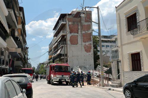 Κατάρρευση πολυκατοικίας στα Πετράλωνα, αναφορές για 4 εγκλωβισμένους