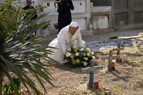 Ο Πάπας φτάνει στο νησί Λαμπεντούζα