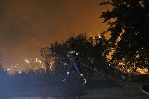 Μαίνεται η πυρκαγιά στο Ωραιόκαστρο, ξεκίνησαν ρίψεις νερού από αέρος
