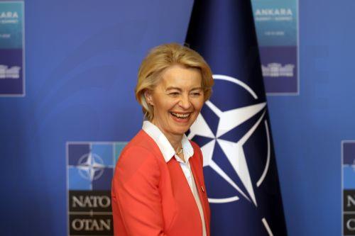 Σε στρατιωτικό μουσείο το περίστροφο - δώρο Ερντογάν στη φον ντερ Λάιεν, λέει η Κομισιόν