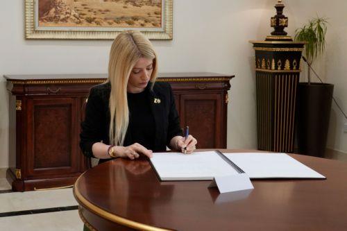 Το βιβλίο συλλυπητηρίων για τον θάνατο του τέως Εμίρη του Κατάρ υπέγραψε η ΠτΒ