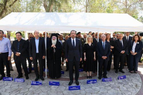 Πολιτειακή, εκκλησιαστική και πολιτική ηγεσία τίμησαν τους πεσόντες του πραξικοπήματος