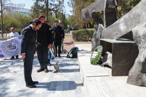 Στεφάνι από τον ΠτΔ στην εκδήλωση στο Μνημείο Αντιστασιακών στο Πάρκο Προεδρικού