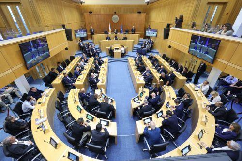 Να επαναρχίσουν οι συνομιλίες από το Κραν Μοντανά στη βάση των συγκλίσεων, είπε ο ΓΓ ΑΚΕΛ στην επετειακή Ολομέλεια