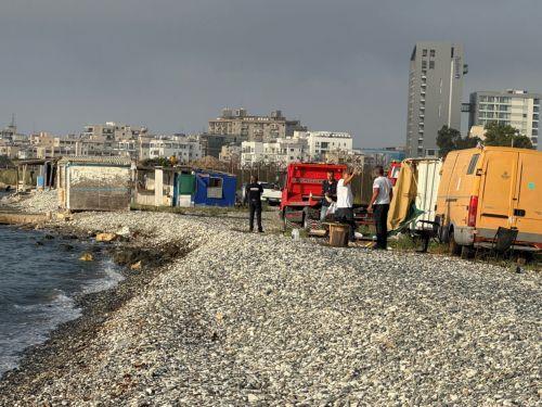 Απομακρύνθηκαν τροχόσπιτα και ξηλώθηκαν παράνομα παραπήγματα σε παραλία της Λάρνακας