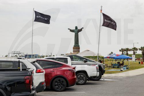 Ο Μασκ διαψεύδει πώληση μονάδας της Tesla στην Κίνα και την SpaceX
