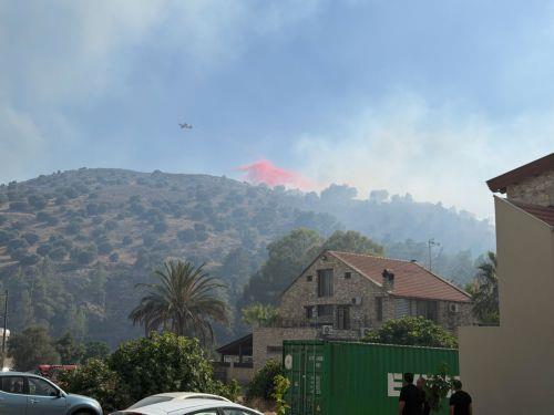 Συντονιστικό κέντρο για κατάσβεση πυρκαγιάς στην Αγία Άννα, απομακρύνθηκαν 350 κάτοικοι