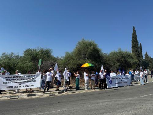 Απόρριψη ΔΔΟ από Κίνημα Ελευθερίας και Αδούλωτη Κερύνεια έξω από τα Γραφεία Αποστολής ΟΗΕ