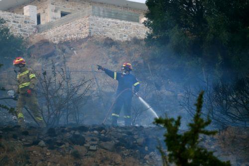 Συνεχίζεται η μάχη με τις αναζωπυρώσεις στην Αγία Παρασκευή Ρεθύμνου