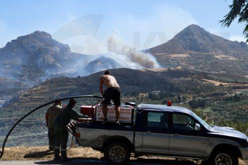 Διαδοχικές εκκενώσεις σε νότιο Ρέθυμνο λόγω αναζωπυρώσεων, πυρκαγιές σε Βοιωτία-Αττική