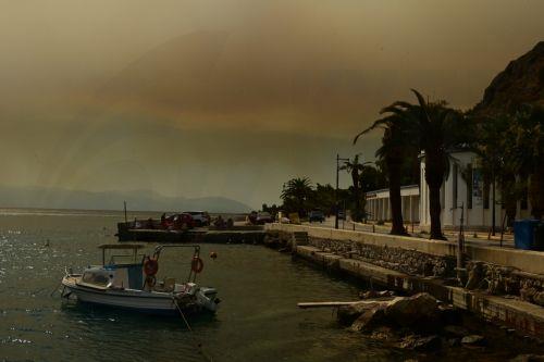Μάχη με τα πύρινα μέτωπα στη Δυτική Αττική, ξεκίνησαν να επιχειρούν τα αεροσκάφη
