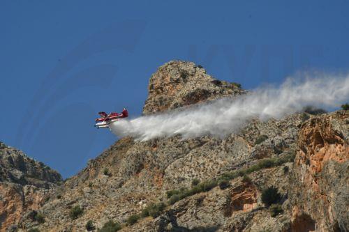 Ενισχύθηκαν τα εναέρια μέσα που επιχειρούν στη Δυτική Αττική