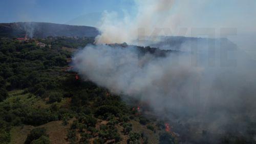 Μάχη με τις φλόγες στη Σκύρο υπό ισχυρούς ανέμους, χωρίς ενεργό μέτωπο η Άνδρος