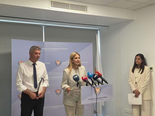 Δίπλα στην οικογένεια της Κύπρου δηλώνει η νέα Υφ. Πρόνοιας Τ.Παύλου παραλαμβάνοντας από την Κ.Παπαέλληνα