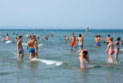 Οριακή αύξηση στα έσοδα τουρισμού τον Ιούνιο, μείωση 11,4% στο εξάμηνο