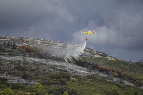 Μάχη με τις φλόγες δίνουν οι πυροσβέστες σε μεγάλη πυρκαγιά στην Ανδαλουσία