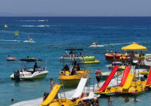 Υπό όρους η ενοικίαση jet ski χωρίς άδεια, όχι όμως από ανήλικους, λέει αρμόδια πηγή στο ΚΥΠΕ