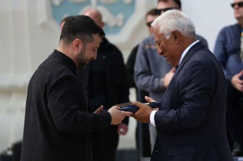 Ο Κόστα παρέλαβε από τον Ζελένσκι το παράσημο του «Τάγματος της Ευρώπης» στο Κίεβο