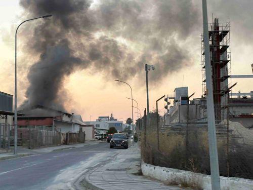Σε εξέλιξη πυρκαγιά σε εργοστάσιο στη βιομηχανική περιοχή Αραδίππου