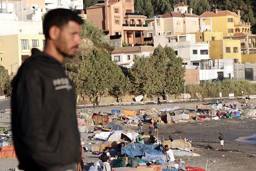 Καταυλισμός μεταναστών στις φλόγες στη Θέουτα
