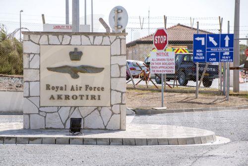 المتحدث باسم الحكومة يؤكد وقوع هجوم بطائرة مسيرة على قاعدة أكروتيري