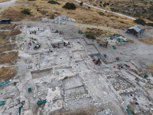 Οικοδόμημα και τάφοι της Μέσης Εποχής Χαλκού αποκαλύφθηκαν στην Ερήμη