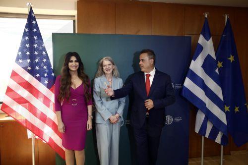 Διαψεύδει ο Σ. Παπασταύρου ότι απειλήθηκε από την Πρέσβειρα των ΗΠΑ στην Αθήνα