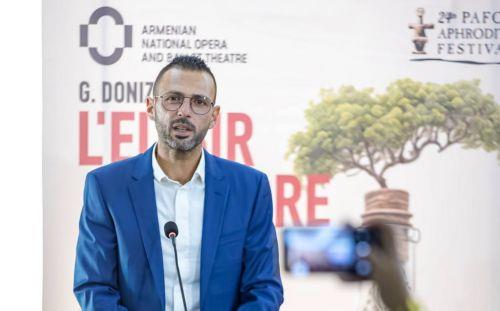Η διαχρονική γοητεία της όπερας του Ντονιτσέττι «Ελιξίριο του Έρωτα» μέσα από τη ματιά του Λοΐζου Παναγή