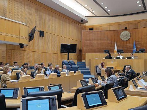 Στις 10.000 οι υποθέσεις έμφυλης βίας την τελευταία πενταετία, είπε ο Φυτιρής στη Βουλή