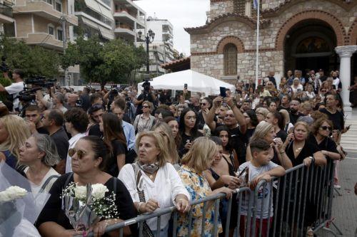 Απολογούνται οι δύο γιατροί, ενώ πλήθος κόσμου αποχαιρετά τον  Γ. Μαζωνάκη