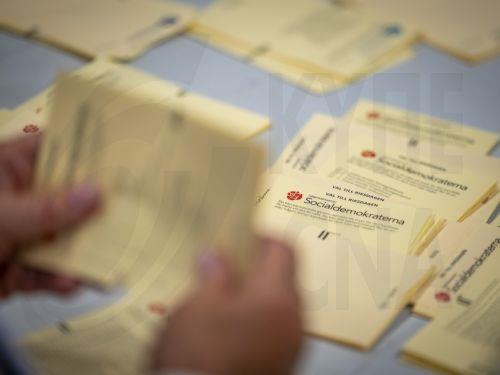 Το κεντροαριστερό μπλοκ στη Σουηδία πρώτο με μία έδρα διαφορά, σύμφωνα με πρόβλεψη